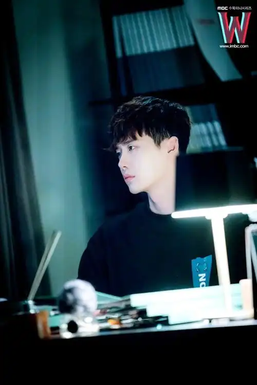 w两个世界##李钟硕#官网更新剧照