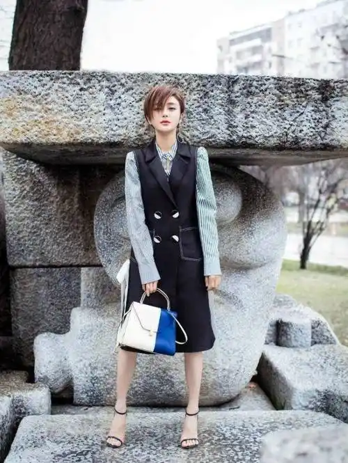 宋茜黑裙亮相不慎尴尬崴脚 - 大山娱乐八卦