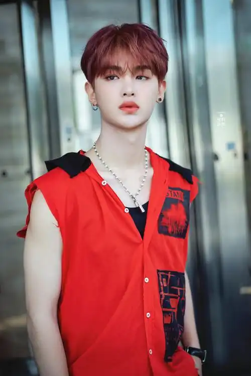 黄明昊 染的粉色这么看还挺红的##黄明昊红发##黄明昊这就是潮流