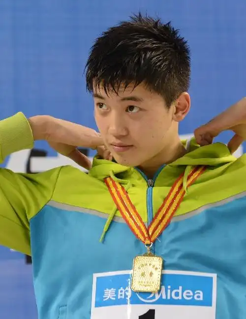 图文冠军赛汪顺400混夺冠汪顺在颁奖仪式上