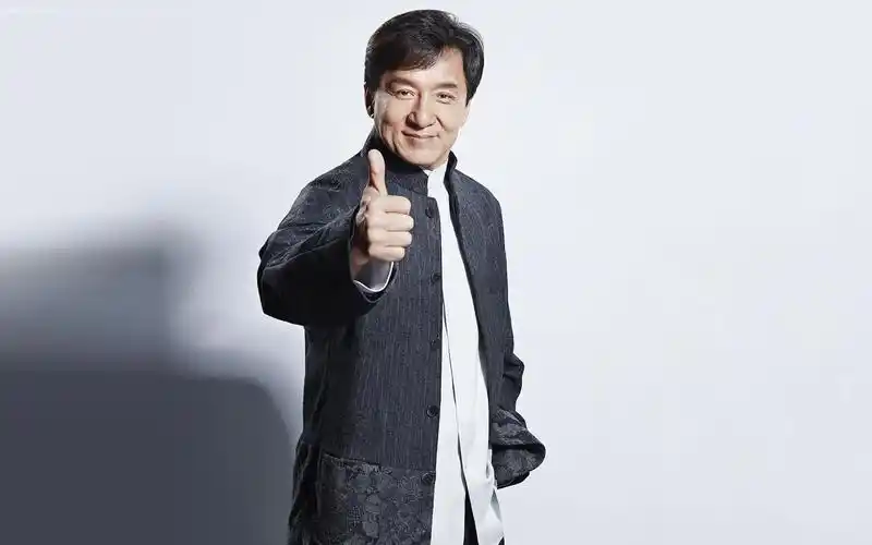 明星相册演艺事业外,成龙热心公益事业.