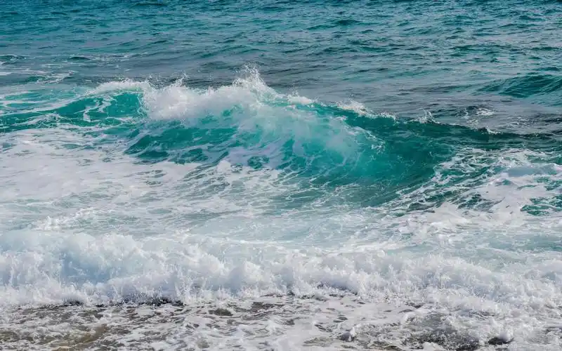 汹涌的海浪高清桌面壁纸