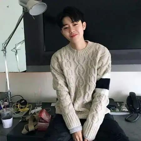 图男生中分三七分发型图片