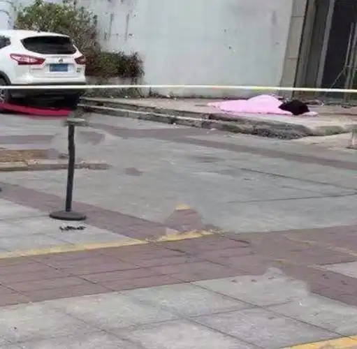 温州一女子跳楼轻生,身体被摔成两半,在上班高峰期被多人围观