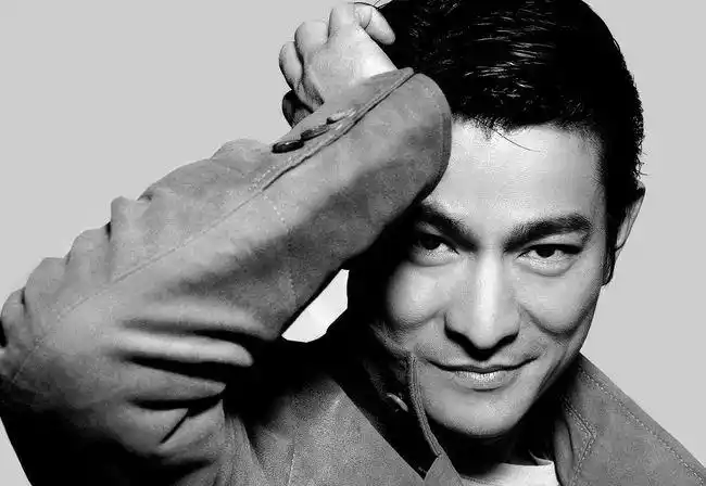 作为90年代香港乐坛"四大天王"之一的刘德华,其成名前的经历也非常