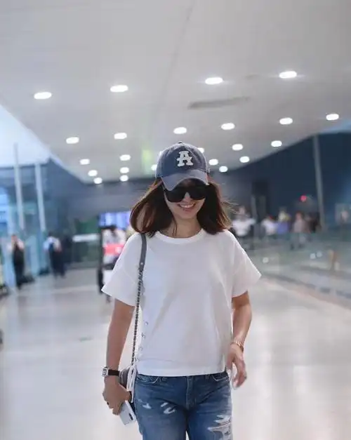 林心如罕见这么时髦,穿烂t恤 牛仔裤 麻花辫走机场,洋气又减龄