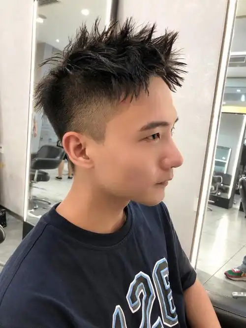 精致男生必备发型帅气锡纸烫