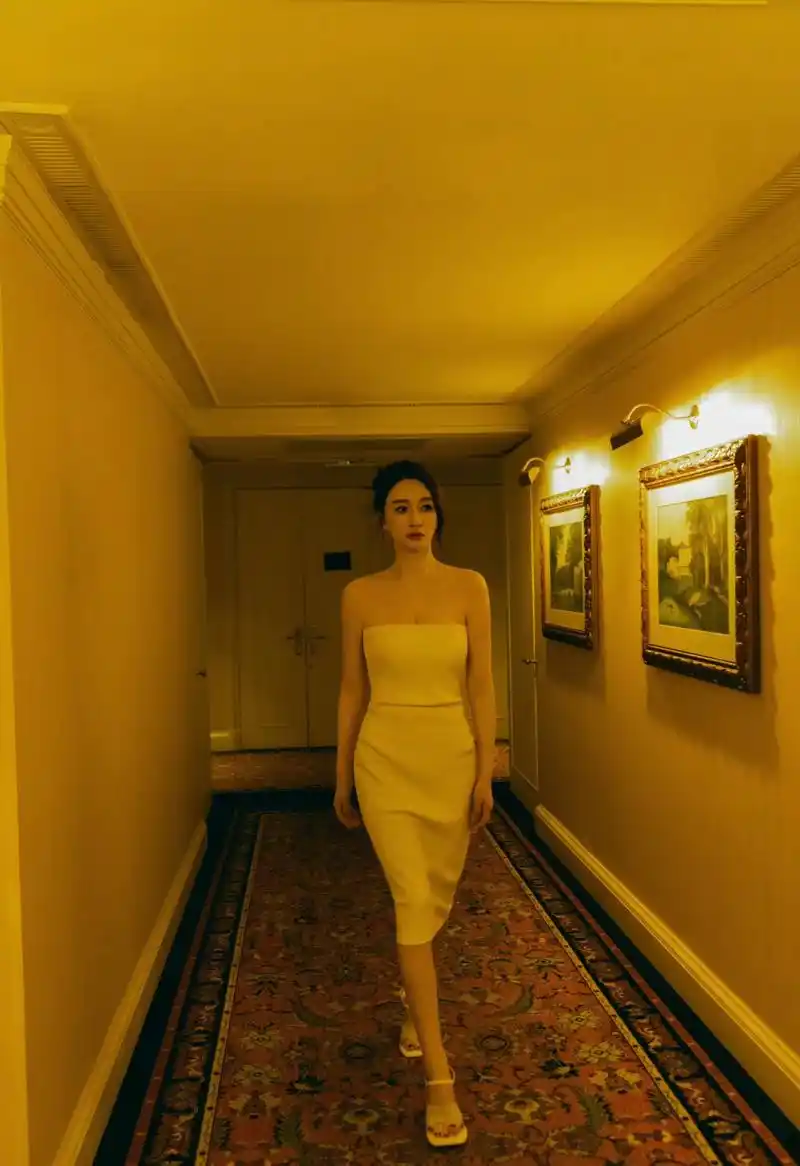 李小冉出席活动,奶白色抹胸裙搭配长款大衣,优雅又大方!