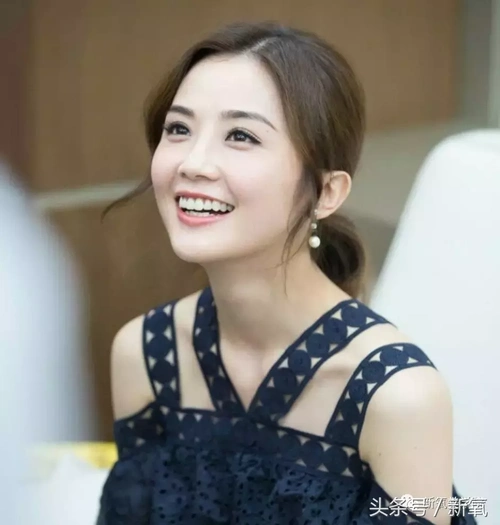 塌鼻子明星(饼脸塌鼻却美出天际)