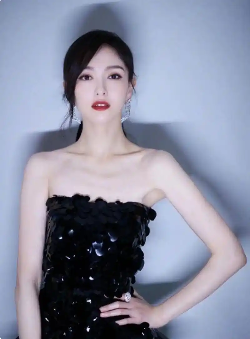 唐嫣身穿一袭抹胸设计的黑色亮片连衣裙