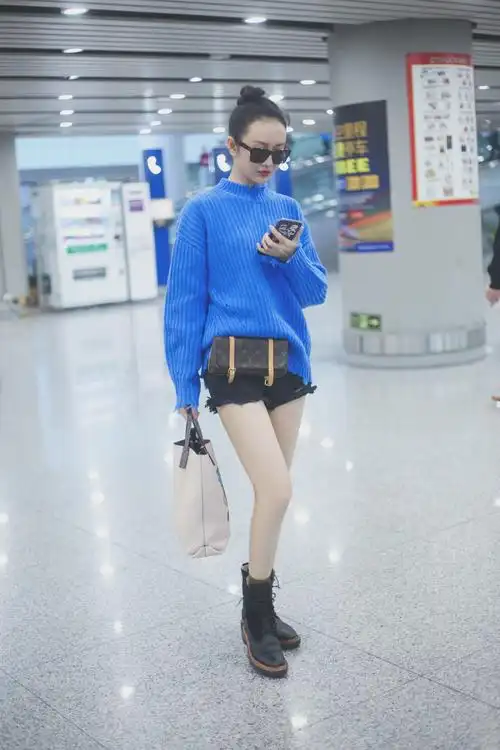 王鸥现身低头玩手机 身材高挑长腿抢镜