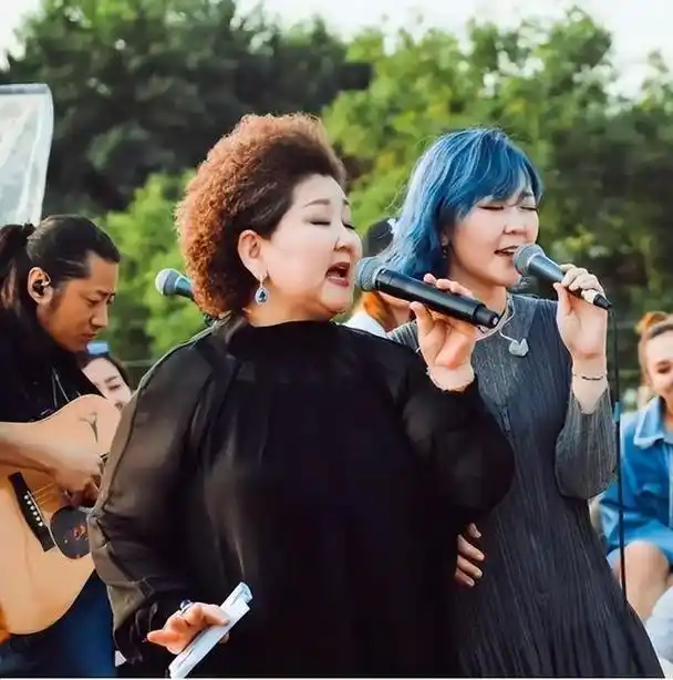 回顾布仁巴雅尔去世5年乌日娜一人撑起全家儿女坚持让人泪目