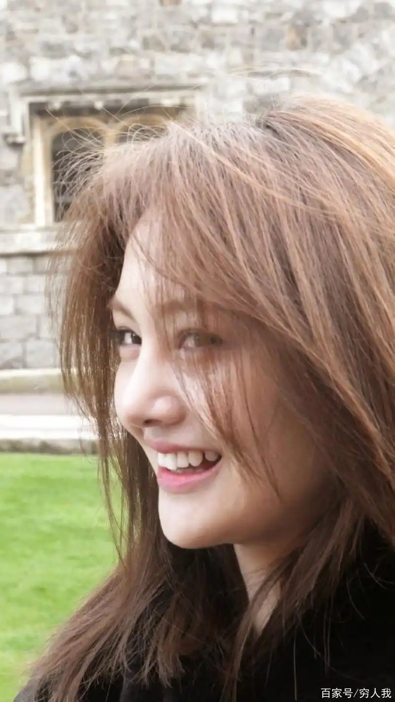 郑爽的笑容是那么迷人,郑爽的穿搭技巧你值得拥有,看她温暖的笑