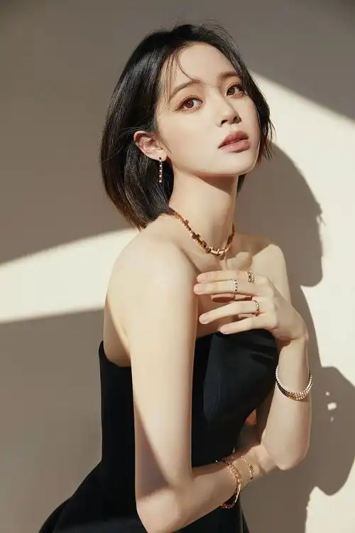 欧阳娜娜简约抹胸黑裙秀优越天鹅颈 俏丽短发映衬明眸气质满分