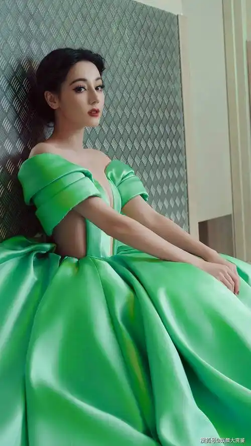 迪丽热巴开年写真大片:绿色抹胸裙,大胆惊艳,性感优雅_光芒_红唇_视觉