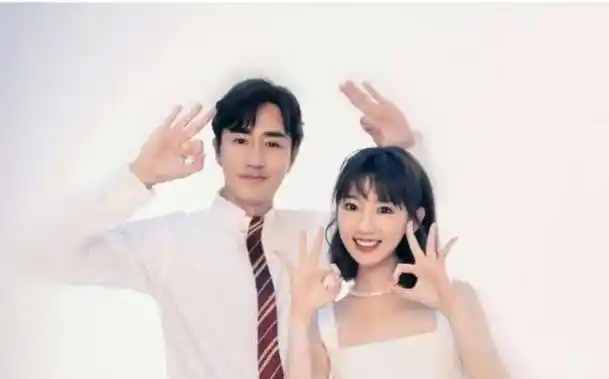 原创毛晓彤晒侧颜自拍甜美可爱将短发接成长发像极了恋爱的样子