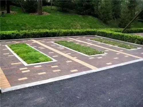 2,安全环保的地面铺装停车场周围的绿植,不仅起到降温作用,而且具备