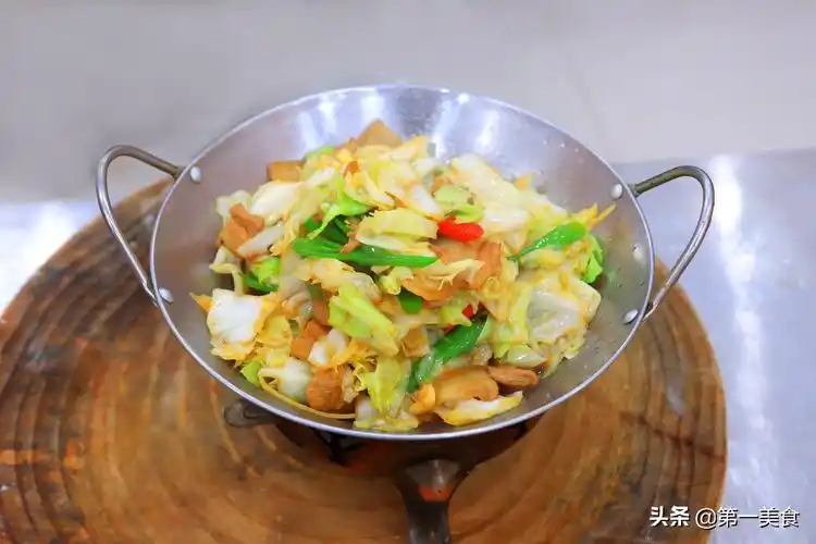 干锅包菜的做法厨师长做一道干锅包菜