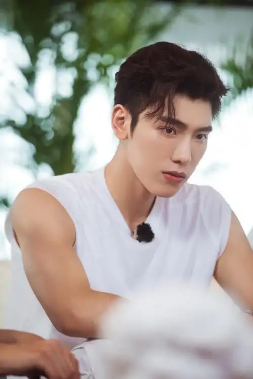 王子异|《哎呀好身材》海浪季剧照……__财经头条