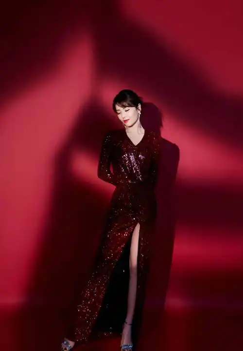 41岁刘涛丰满有韵味,一袭高开叉亮片裙气质身材满分,勒出凹凸感_造型