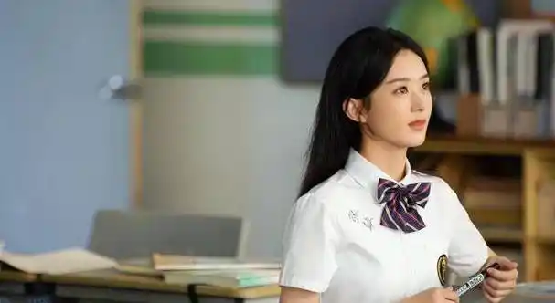 赵丽颖越来越有魅力,当她穿上"校服短裙",哪像33岁辣妈?