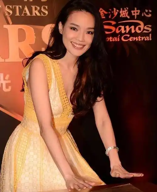 舒淇穿黄裙身材凹凸有致 妆容大气浓烈眼神温柔_时尚_艺术_展现