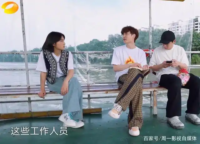 张艺兴录节目推荐管理书,看到张子枫表情,才知艺人和老板的区别