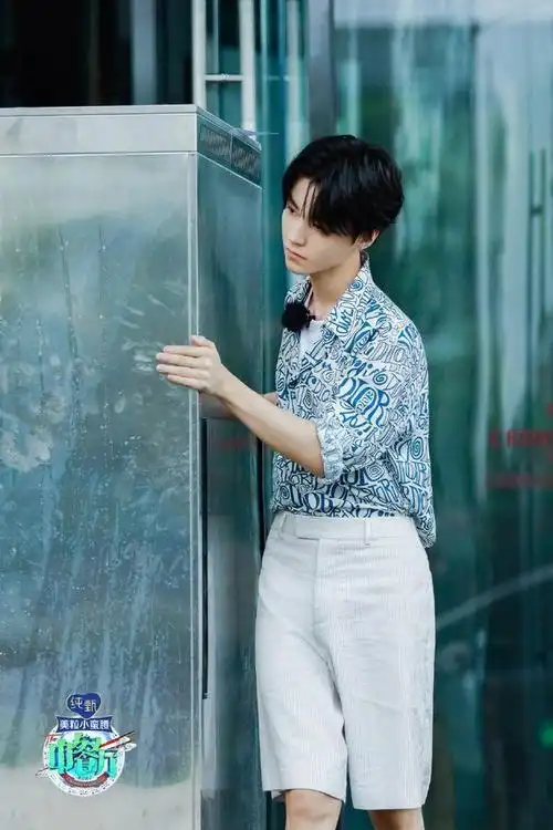 王俊凯寸头造型出圈!手握3部待映大片,多重身份轻松切换