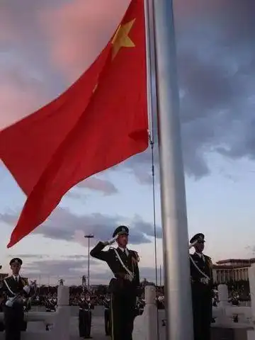 太会直接表达心中的崇敬和激动很多时候你向国旗,警察和军人敬过礼么?