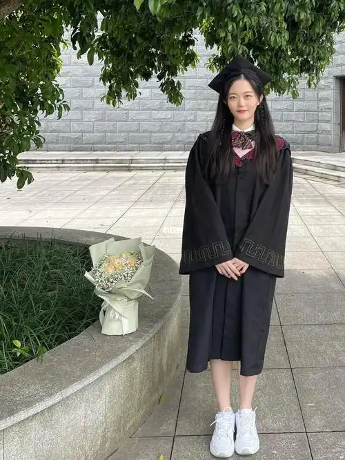 学士服里面搭配白衬衫和蝴蝶结简直绝配,会显的很整洁,搭领带也好看