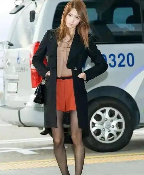 这样的黑丝袜也将林允儿修长优美的双腿轮廓展现得淋漓尽致.