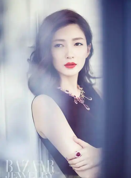 江疏影《芭莎珠宝》封面写真图片