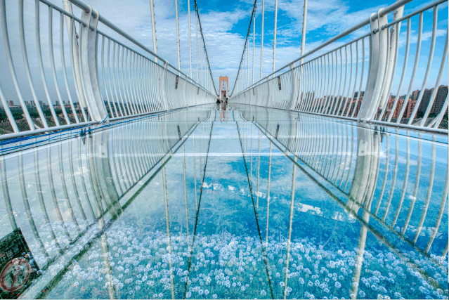 这里幸福满园 漫花会秉承着"乐享花生活" 为大家传递快乐 高空玻璃桥