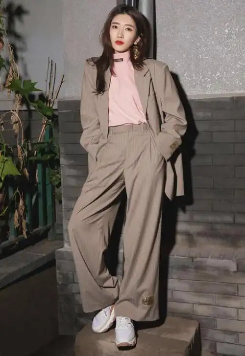 江疏影带火了一种风格叫"无性别"穿搭,随性松弛又高级,太飒了