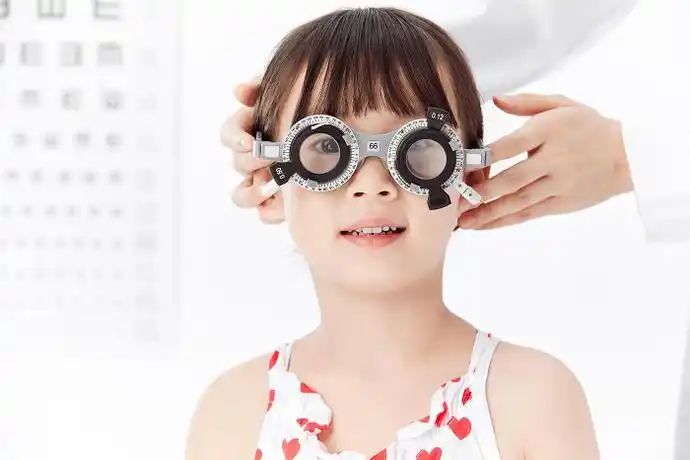 上海儿童近视配眼镜,和平眼科医生告诉你:儿童验光配镜的标准