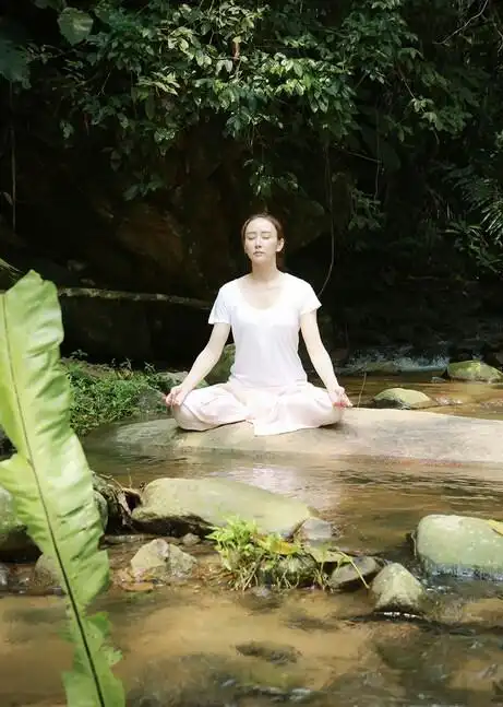 胡静做瑜伽练劈腿 穿黑色背心身材性感