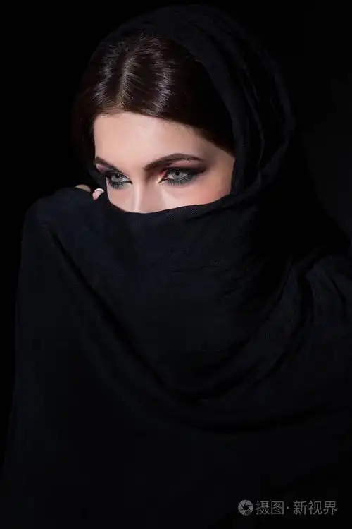 美丽面纱在深色背景上反对传统的面纱的穆斯林女人