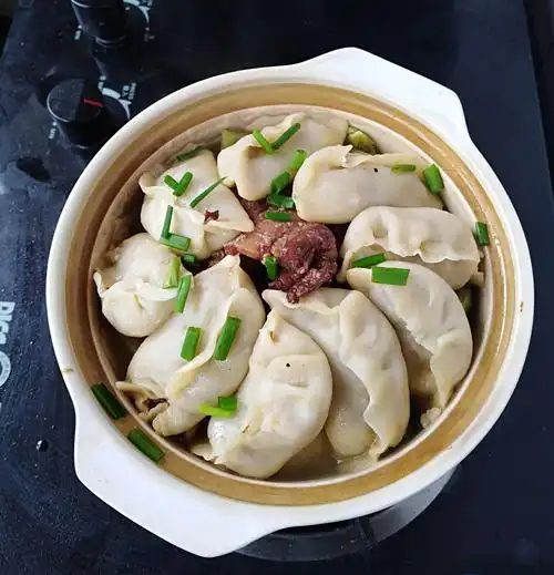 砂锅烩菜焖饺子