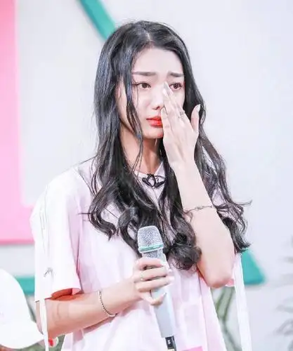 李紫婷抱怨新歌镜头少,镜头只剩三秒钟,粉丝却说不是她本人发的