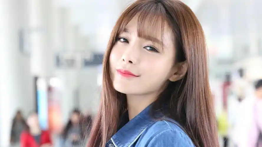 沈梦辰为挤痘首次卸妆,看到她素颜的肤色后,网友:差距太大了!