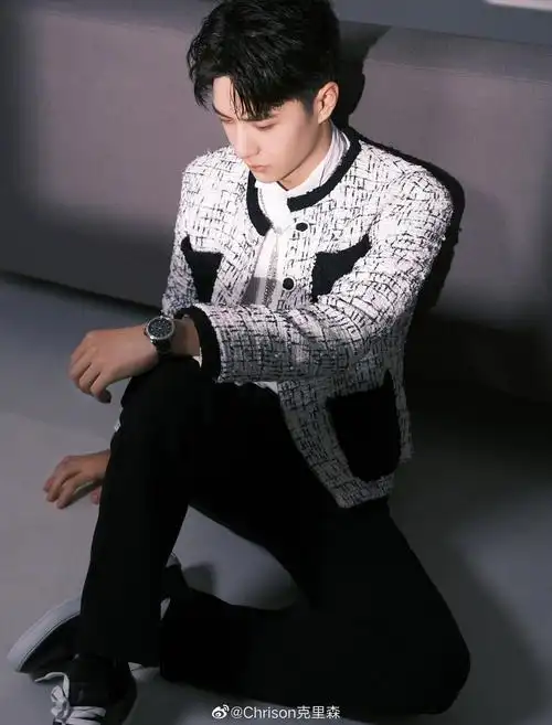 王一博今晚的街舞造型,身穿chanel 2022早春斜纹软呢外套……__财经
