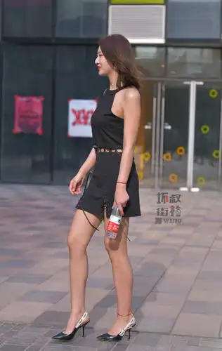 街拍:小姐姐穿黑色绑带裙出街,大长腿高人一等