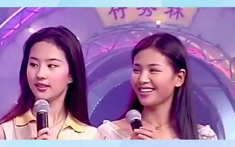 15岁刘亦菲和25岁刘涛同框,太有年代感了