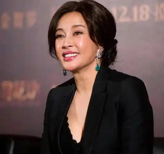 刘晓庆新片上映三天票房仅134万,68岁演少女被两个男主追_电影_杨建峰