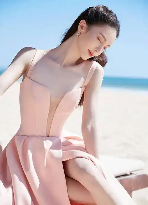 金晨沐浴暖阳大片高级感满满 柔粉长裙优雅窈窕纤美身姿