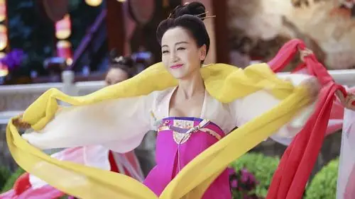 美人制造:坏人抓住她,却被她的容貌吓到了