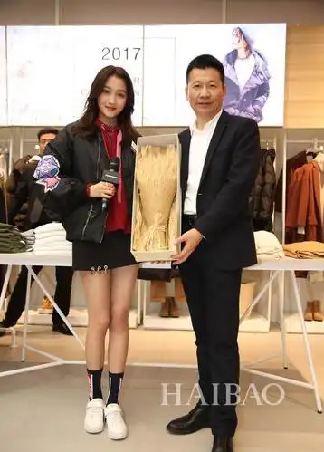 关晓彤闪现美特斯邦威 (metersbonwe) 上海新店,时尚派对热力开场!