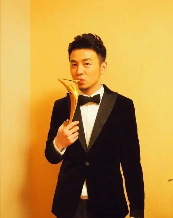 雷佳音感动到哭(雷佳音泪奔年少轻狂时)(1)