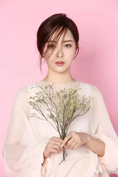 美貌与才气一应俱全的九头身小花丨f000123赵尧珂