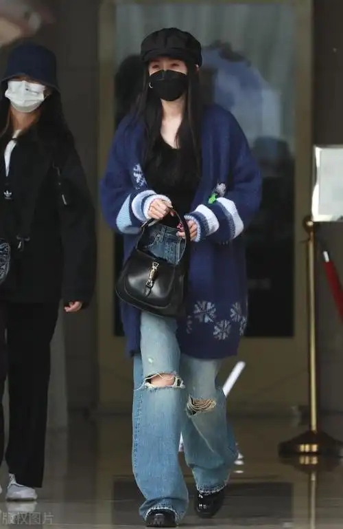 杨幂机场图,杨幂穿喇叭牛仔裤搭针织外套现身机场_可可情感网